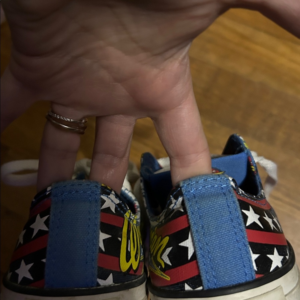 Converse x Wonder Woman Low top Print Gold Crown RARE TM&DC Comics/Converse EUC - Picture 7 of 7